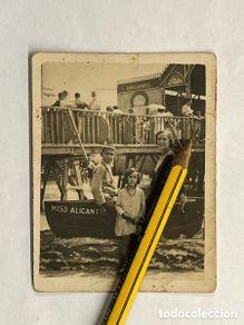 Fotografía antigua: ALICANTE Minuteros.. Balnearios del Postiguet.. familia a bordo del Miss Alicante … (h.1930?)